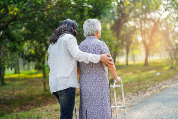 Photo d'un femme qui se promène avec une femme plus âgée avec un déambulateur. - Agrandir l'image, fenêtre modale
