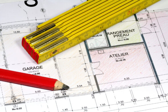 Photo du plan d'une maison avec un crayon et une règle dessus. - Agrandir l'image, fenêtre modale