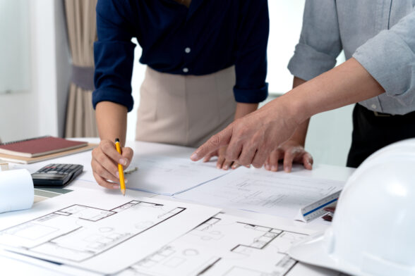 Photo deux personnes qui montrent le plan d'une maison. - Agrandir l'image, fenêtre modale