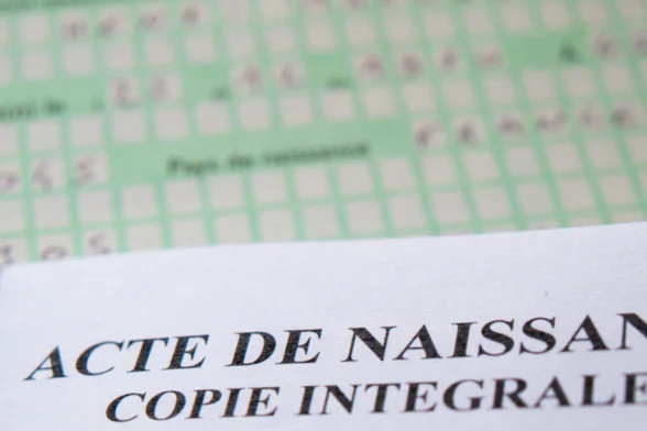 Photo d'une copie d'acte de naissance. - Agrandir l'image, fenêtre modale