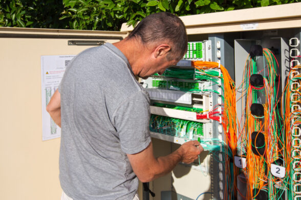 Photo d'un homme qui fait un raccordement à la fibre optique. - Agrandir l'image, fenêtre modale