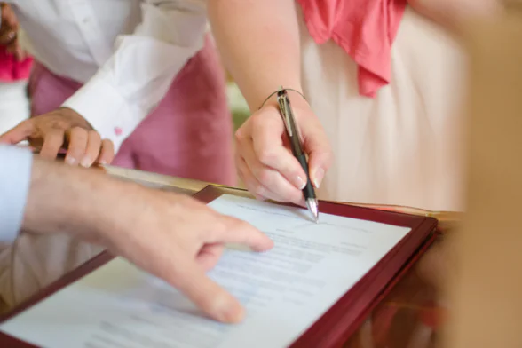 Photo d'une mariée qui signe. - Agrandir l'image, fenêtre modale