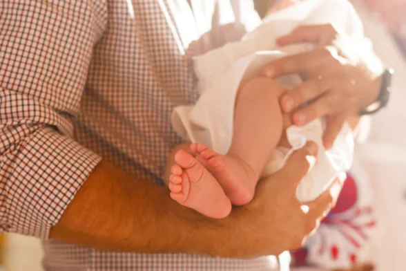 Photo d'un homme qui tient un bébé dans ses bras. - Agrandir l'image, fenêtre modale