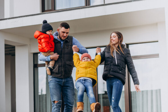 Photo d'une famille avec les parents et deux enfants. - Agrandir l'image, fenêtre modale
