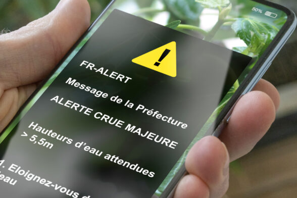 Photo d'un smartphone avec un message d'alerte dessus. - Agrandir l'image, fenêtre modale