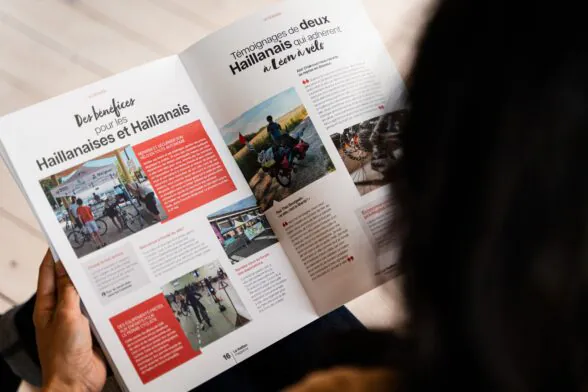 Photo d'une personne qui lit le magazine papier de la ville du Haillan. - Agrandir l'image, fenêtre modale