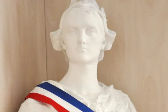 Photo du buste de la Marianne - Agrandir l'image, fenêtre modale
