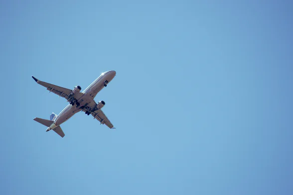 Photo d'une avion dans le ciel. - Agrandir l'image, fenêtre modale