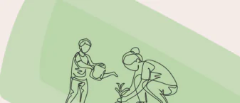 Un enfant et un adulte en train de planter et arroser une plante sur fond vert