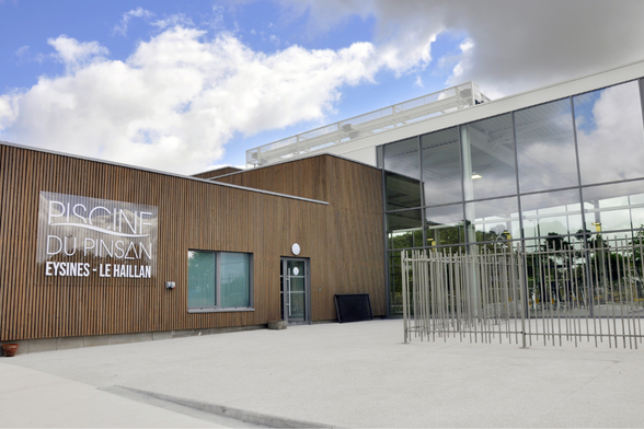 Photo de l'extérieur de la piscine du Pinsan à Eysines. - Agrandir l'image, fenêtre modale