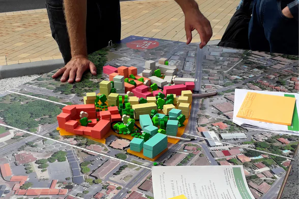 Photo d'une sortie de la Rosalie, petit véhicule qui présente une carte en 3d du projet cœur de Ville du Haillan. - Agrandir l'image, fenêtre modale