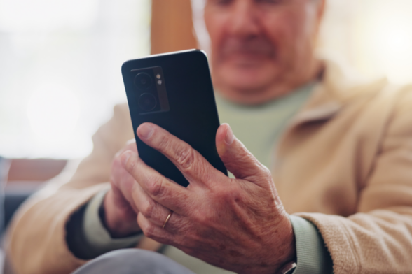 Photo d'une homme âgé qui se sert de son smartphone. - Agrandir l'image, fenêtre modale