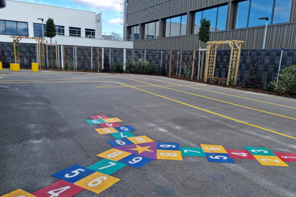 Photo des aménagements dans la cour d'école élémentaire de la Luzerne au Haillan. - Agrandir l'image, fenêtre modale