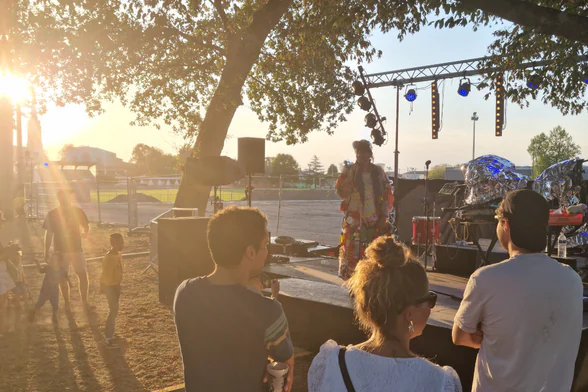 Phot d'une des spectacle lors du festival Le Haillan est dans la place. - Agrandir l'image, fenêtre modale