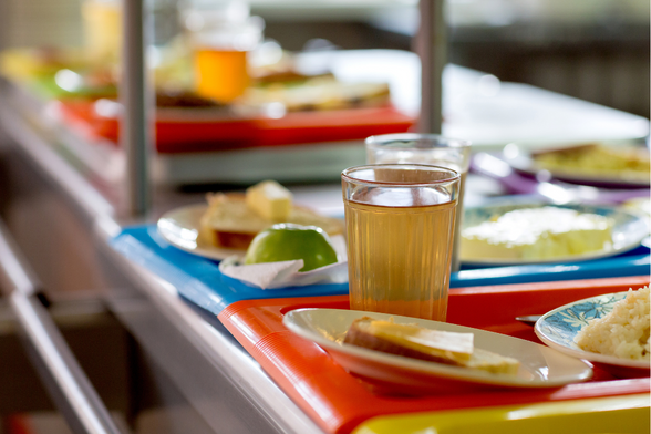 Photo de deux plateaux de cantine remplis. - Agrandir l'image, fenêtre modale