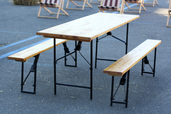 Photo d'une table avec 2 bancs en bois. - Agrandir l'image, fenêtre modale
