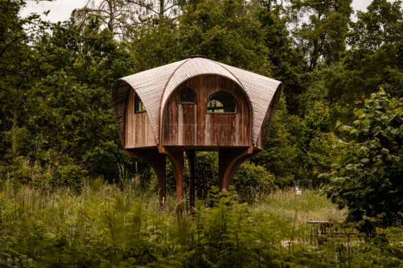 Cabane en hauteur dans un espace végétalisé - Agrandir l'image, fenêtre modale