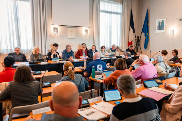 Plusieurs personnes sont réunies dans une salle - Agrandir l'image, fenêtre modale