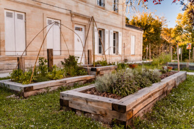 Grandes jardinières en bois avec des plantations - Agrandir l'image 1 sur 1, fenêtre modale