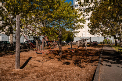 Jeux en bois pour enfants au pied d'un immeuble - Agrandir l'image 3 sur 6, fenêtre modale