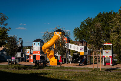 Grand jeu coloré pour enfants avec des toboggans - Agrandir l'image 1 sur 6, fenêtre modale