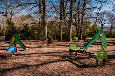 Jeux pour enfants au milieu d'un parc arboré - Agrandir l'image 2 sur 6, fenêtre modale