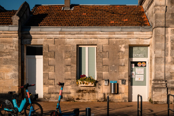Porte d'entrée d'un bâtiment en pierre - Agrandir l'image, fenêtre modale