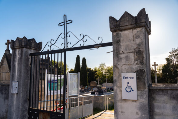 Portail ouvert sur des tombes en second plan - Agrandir l'image, fenêtre modale