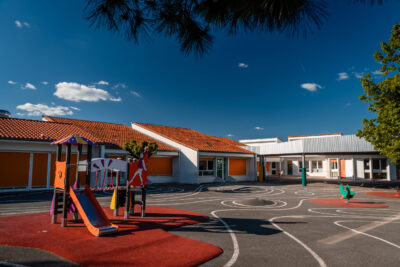 Cour d'école avec des jeux pour enfants - Agrandir l'image 2 sur 4, fenêtre modale