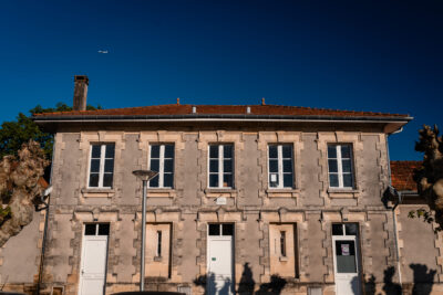 Grand bâtiment ancien en pierre avec un étage - Agrandir l'image 1 sur 1, fenêtre modale