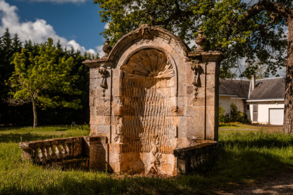 Petit édifice en pierre avec une voute sculptée - Agrandir l'image, fenêtre modale