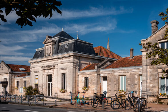 Grand bâtiment (mairie du Haillan) ancien en pierre - Agrandir l'image, fenêtre modale