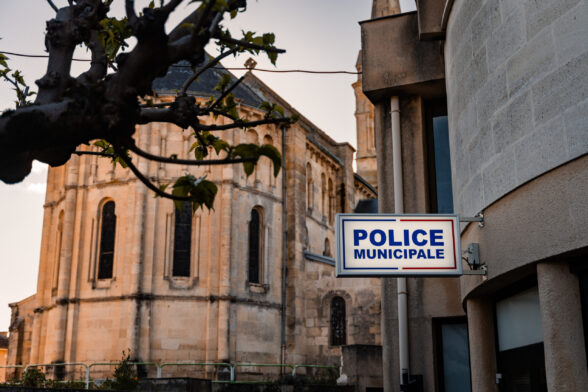 Enseigne lumineuse posée en devanture d'un bâtiment - Agrandir l'image, fenêtre modale
