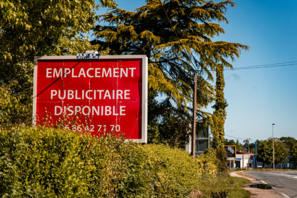 Grand panneau emplacement publicitaire en bordure de route - Agrandir l'image, fenêtre modale