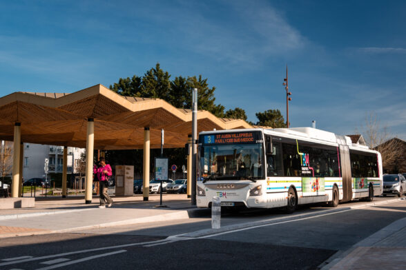 Bus qui passe devant une halle couverte - Agrandir l'image, fenêtre modale