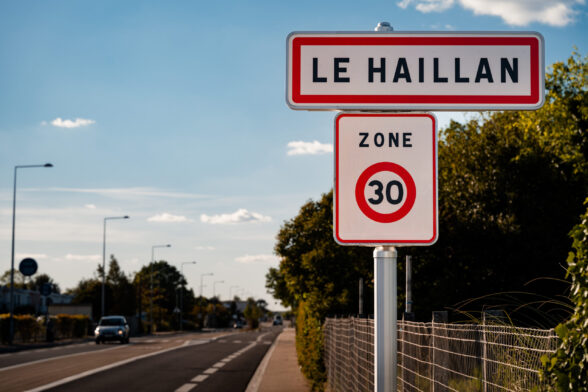 Panneau de signalisation routière marqué zone 30 et LE HAILLAN - Agrandir l'image, fenêtre modale