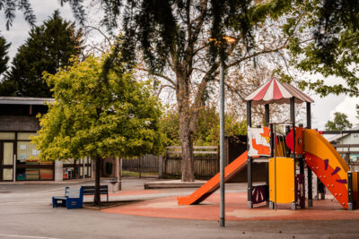 Jeu pour enfants avec des toboggans dans une cour d'école - Agrandir l'image 1 sur 4, fenêtre modale