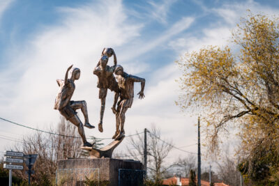 Statues en métal représentant 3 joueurs de foot en action - Agrandir l'image 1 sur 1, fenêtre modale
