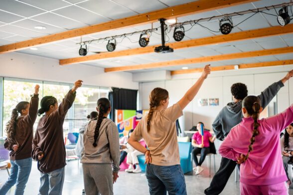 Photo d'enfants qui danse à l'ALSH du Haillan - Agrandir l'image, fenêtre modale