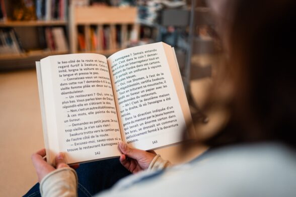 Photo d'une personne qui lit un livre avec des gros caractère - Agrandir l'image, fenêtre modale