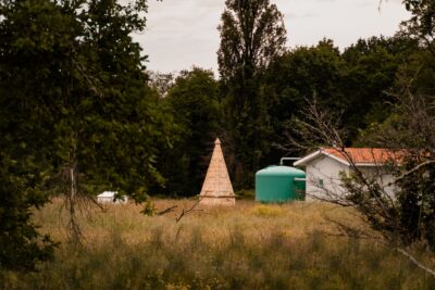 Photo de la fontaine pyramidale de Bussac - Agrandir l'image 1 sur 1, fenêtre modale