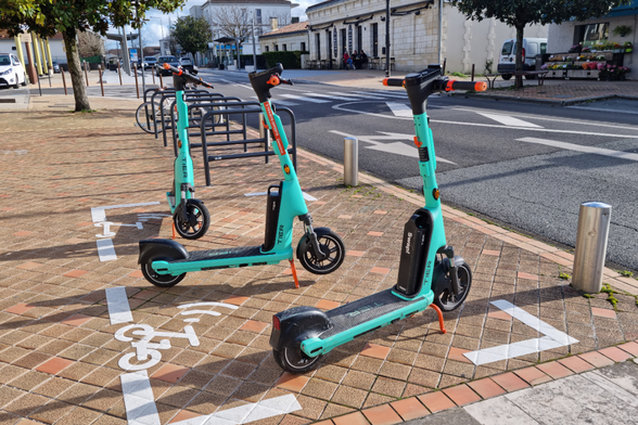 3 trottinettes électriques sur le parvis de la mairie. - Agrandir l'image, fenêtre modale