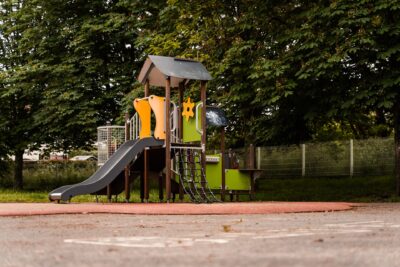 Photo d'un jeux sur l'air de jeux de l'école des Tauzins - Agrandir l'image 3 sur 4, fenêtre modale