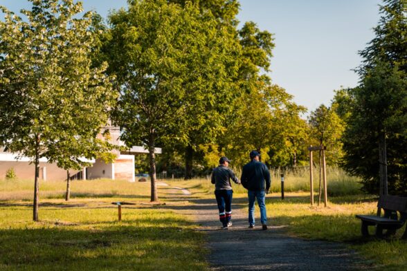 Photo de deux personnes qui marchent - Agrandir l'image, fenêtre modale