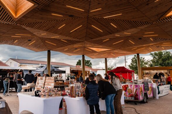 Photo des stands du marché hebdomadaire du Haillan - Agrandir l'image, fenêtre modale