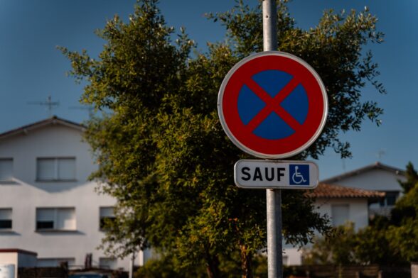 Photo d'une place de parking PMR - Agrandir l'image, fenêtre modale