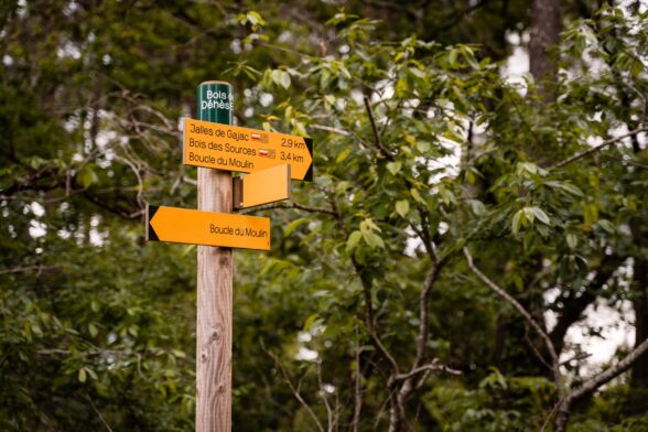 Photo de panneaux de directions vers des sentiers de randonnée - Agrandir l'image, fenêtre modale