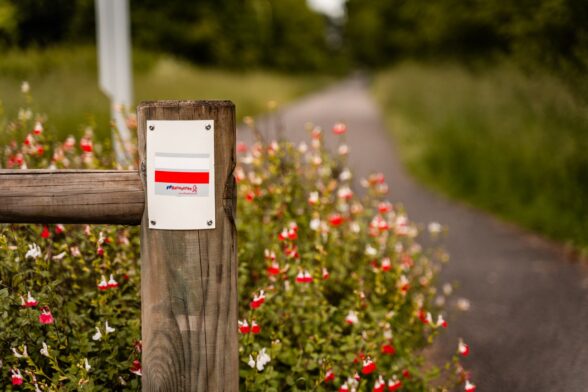 Photo d'une borne de marquage de trajet d'un sentier de randonnée - Agrandir l'image, fenêtre modale