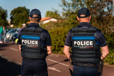 2 policiers de dos dans la rue