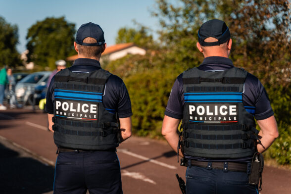 2 policiers de dos dans la rue - Agrandir l'image, fenêtre modale